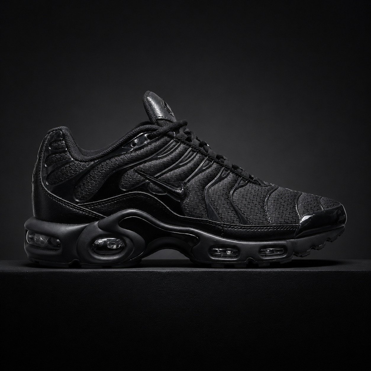 Nike Air Max Plus TN Triple Black studio