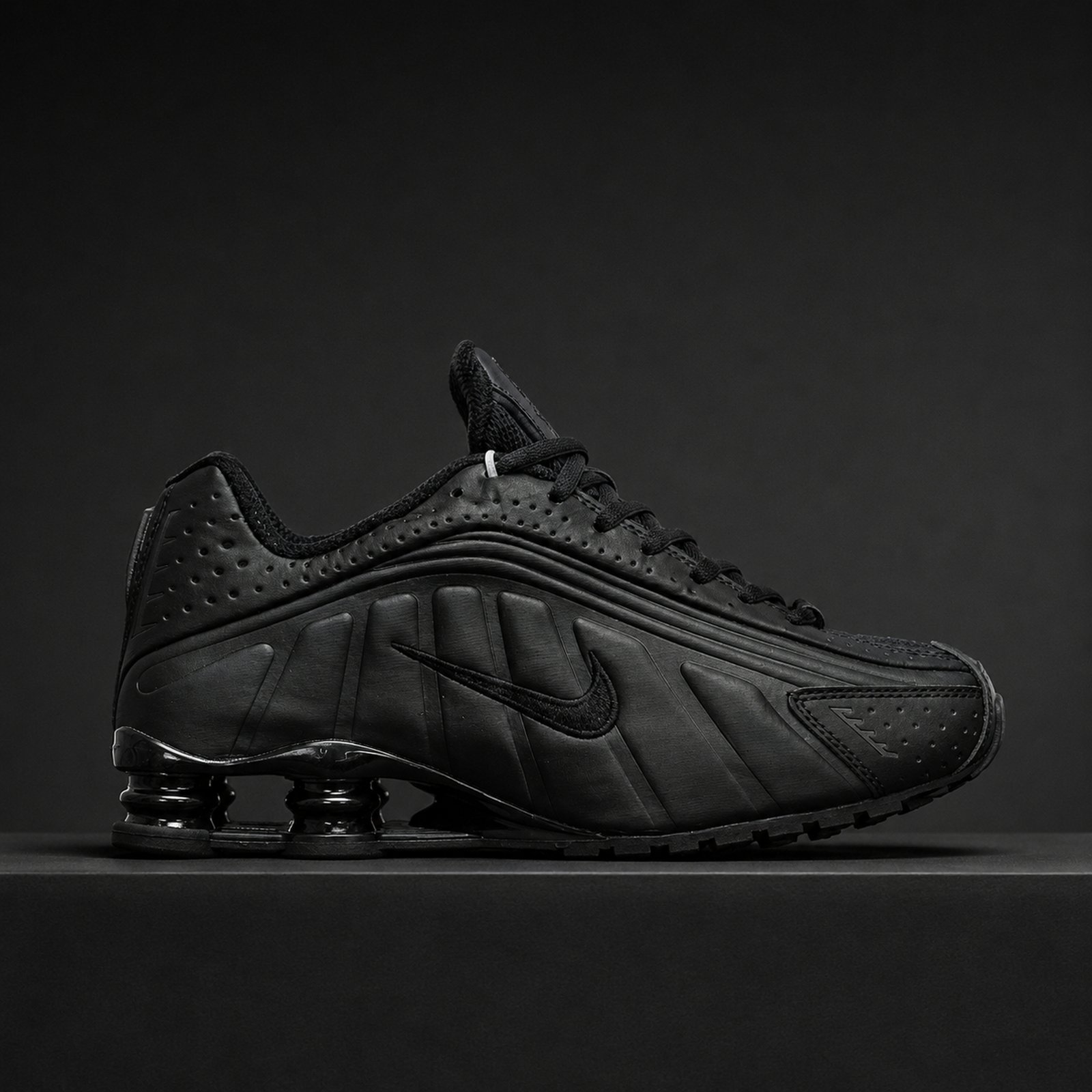 Nike Shox R4 Triple Black studio