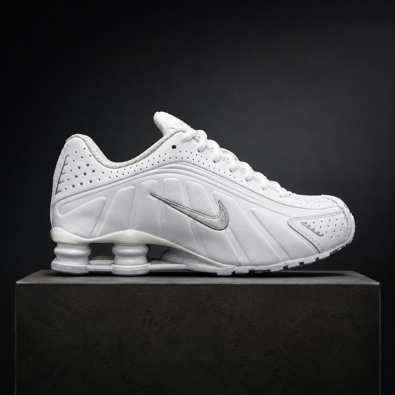 Nike Shox R4 Triple White studio